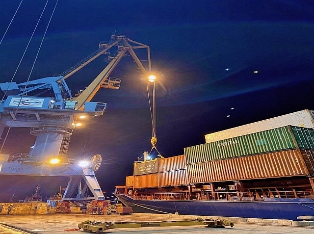 Phát triển đội tàu hỗ trợ vận chuyển hàng hóa XNK