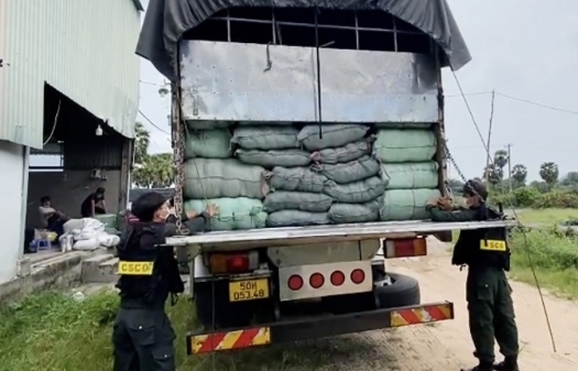 Bắt xe tải chở hàng tấn hàng hóa nghi nhập lậu