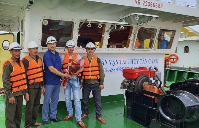 Công ty cổ phần Vận tải thủy Tân Cảng đưa vào vận hành 2 sà lan sức chở 96 TEUs