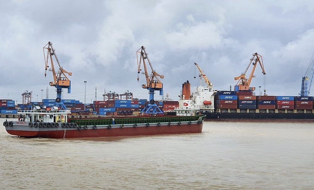 Công ty cổ phần Vận tải thủy Tân Cảng đưa vào vận hành 2 sà lan sức chở 96 TEUs