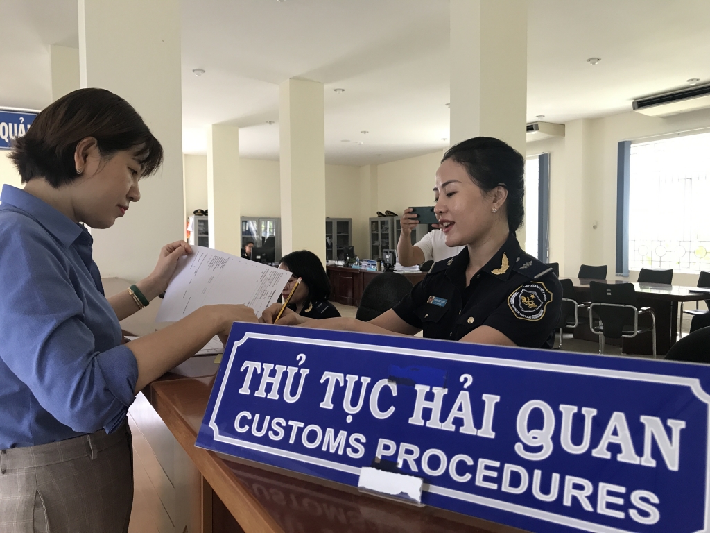 Công chức Chi cục Hải quan Ninh Thuận hướng dẫn thủ tục cho doanh nghiệp. Ảnh: T.H