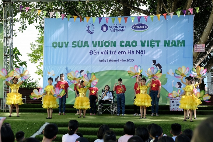 Trao tặng 120.000 ly sữa cho trẻ em Hà Nội