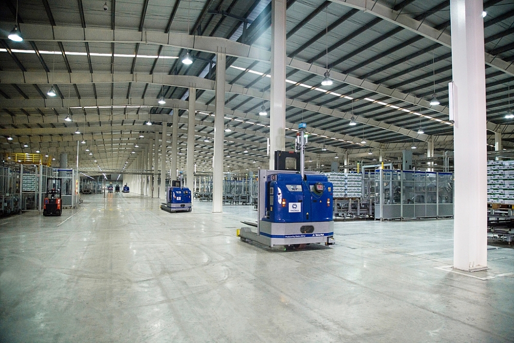 Vinamilk Hệ thống robot LGV trong nhà máy được vận hành tự động và đồng bộ, giúp tối ưu hóa năng suất và kiểm soát chất lượng sản phẩm nghiêm ngặt.