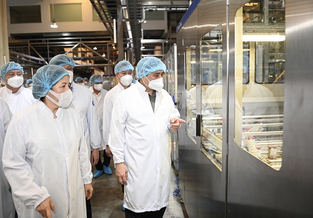 Thủ tướng đánh giá cao mô hình “vừa sản xuất, vừa chiến đấu” khi thăm siêu nhà máy sữa của Vinamilk