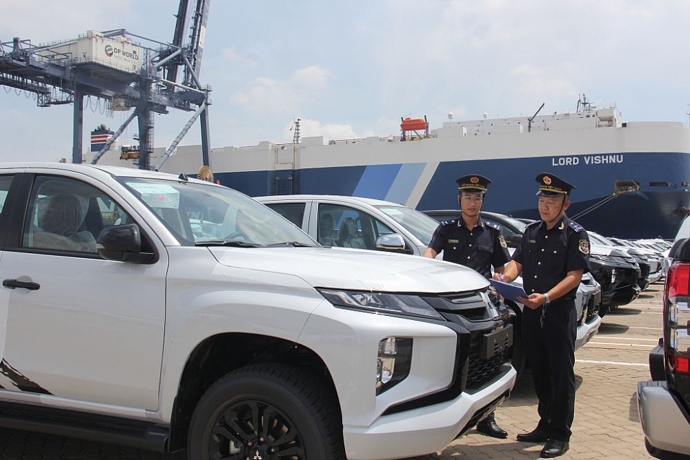 Công chức Hải quan cửa khẩu cảng Hiệp Phước kiểm tra xe ô tô nhập khẩu. Ảnh: T.H