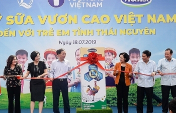 Quỹ sữa vươn cao Việt Nam và Vinamilk trao tặng 70.000 ly sữa cho trẻ em Thái Nguyên 