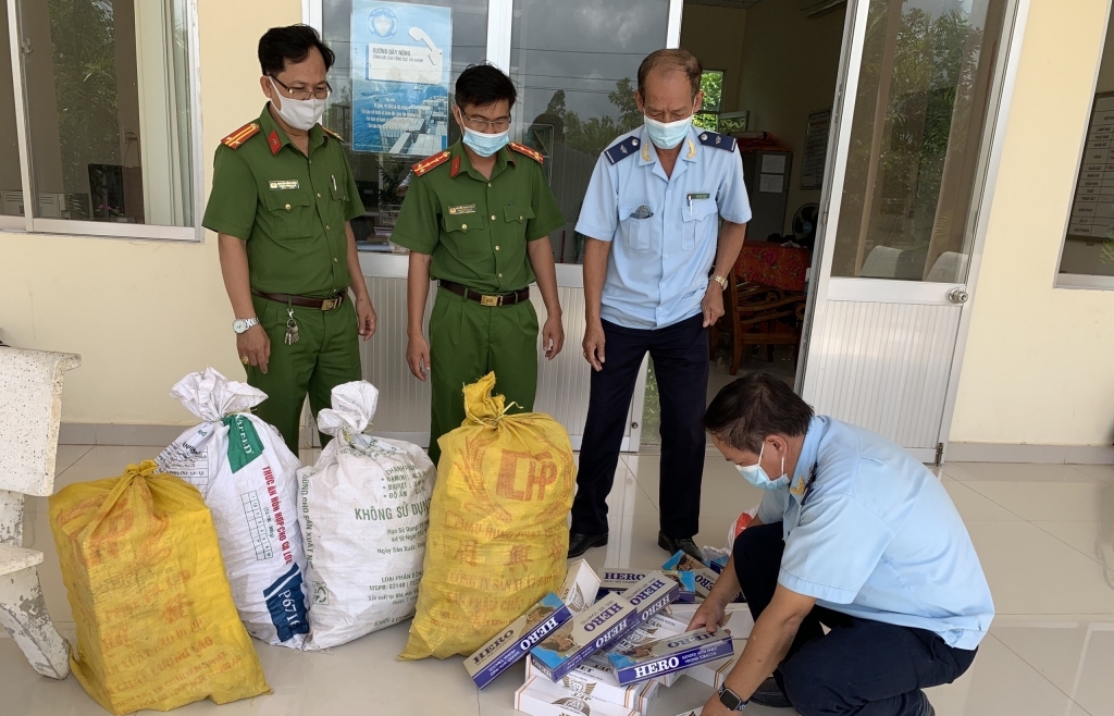 Hải quan Đồng Tháp phối hợp bắt giữ hơn 1.400 gói thuốc lá nhập lậu