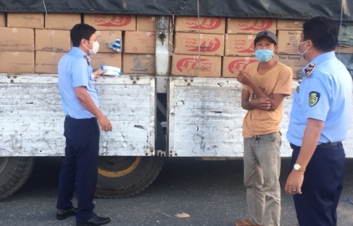 Hải quan và Quản lý thị trường An Giang bắt xe tải chở hàng lậu