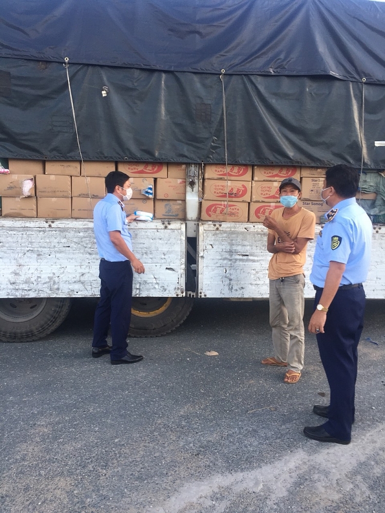 Hải quan và Quản lý thị trường An Giang bắt xe tải chở hàng lậu