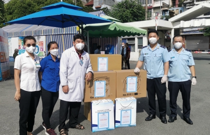 Đoàn Thanh niên Hải quan TPHCM trao tặng vật tư phòng chống dịch tới 2 bệnh viện
