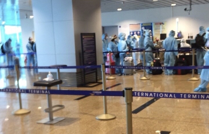 Hải quan sân bay Cam Ranh làm thủ tục đón 241 hành khách trở về từ Malaysia