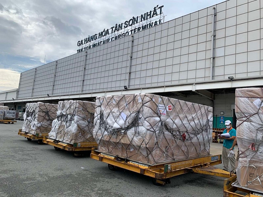 Hình ảnh Hải quan sân bay Tân Sơn Nhất thông quan nhanh lô hàng y tế viện trợ trị giá hơn 120 tỷ đồng Hình ảnh Hải quan sân bay Tân Sơn Nhất thông quan nhanh lô hàng y tế viện trợ trị giá hơn 120 tỷ đồng