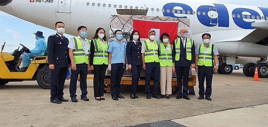 Hình ảnh Hải quan sân bay Tân Sơn Nhất thông quan nhanh lô hàng y tế viện trợ trị giá hơn 120 tỷ đồng