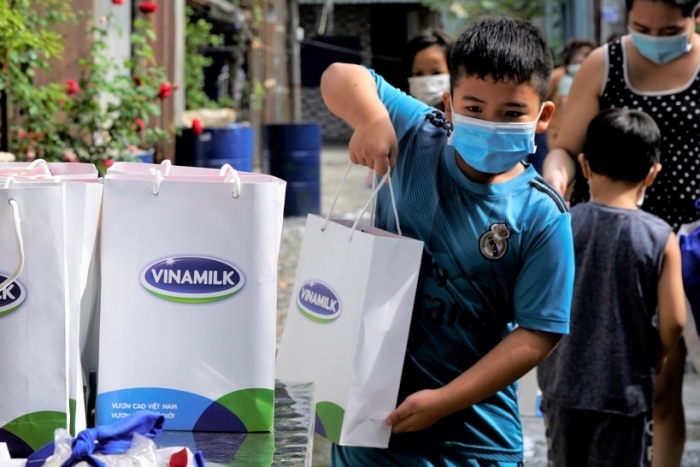 Vinamilk tặng 45.000 phần quà cho người dân khó khăn tại TPHCM, Bình Dương, Đồng Nai