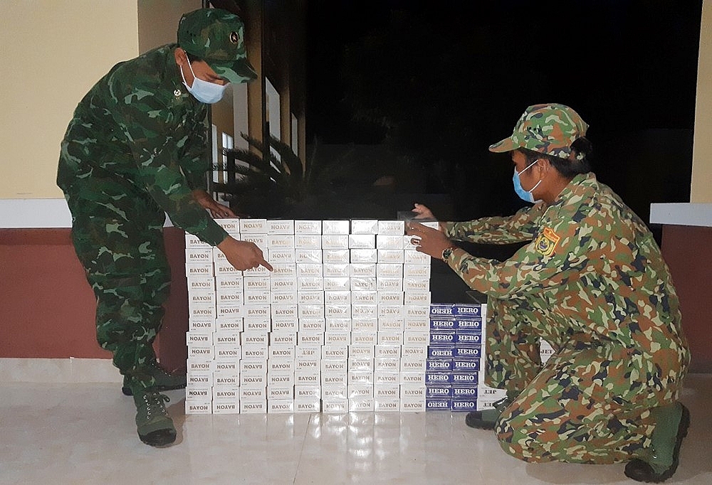 Nửa đêm 2 người Campuchia vác thuốc lá lậu vào Việt Nam
