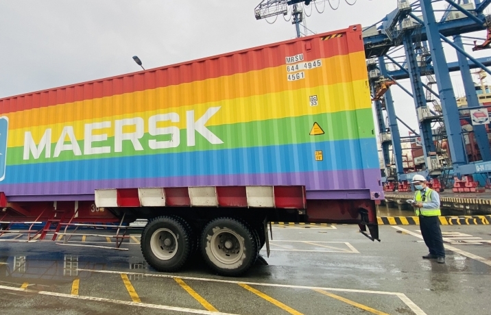 Container cầu vồng của hãng tàu Maersk cập cảng Cát Lái