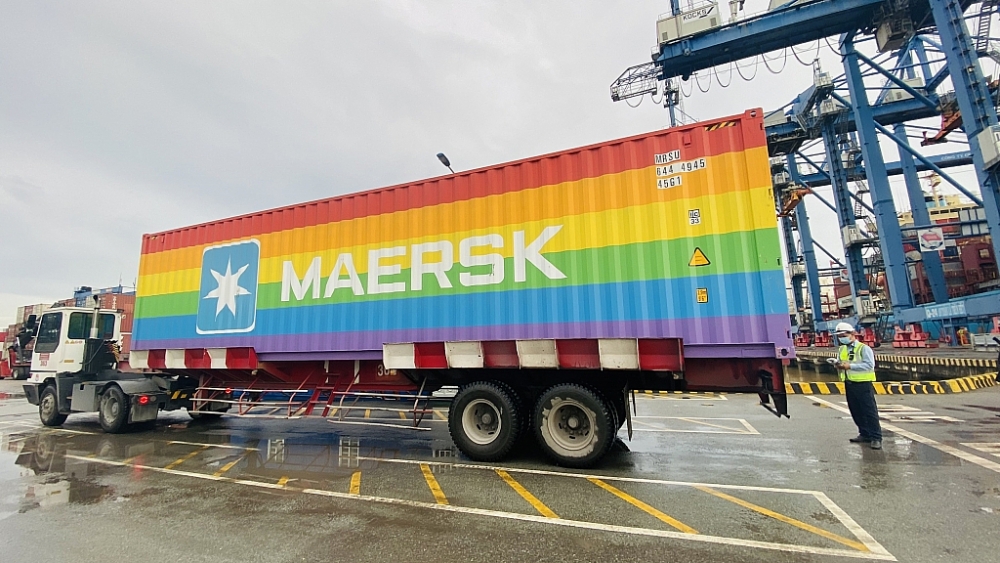 Container cầu vồng của hãng tàu Maersk cập cảng Cát Lái
