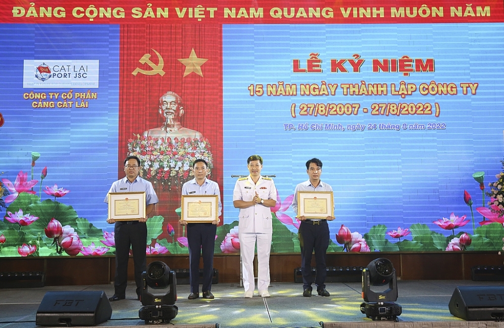 Thừa ủy quyền, Phó Tổng giám đốc Tổng công ty Tân cảng Sài Gòn Nguyễn Phương Nam trao Bằng khen của Bộ Quốc phòng cho doanh nghiệp