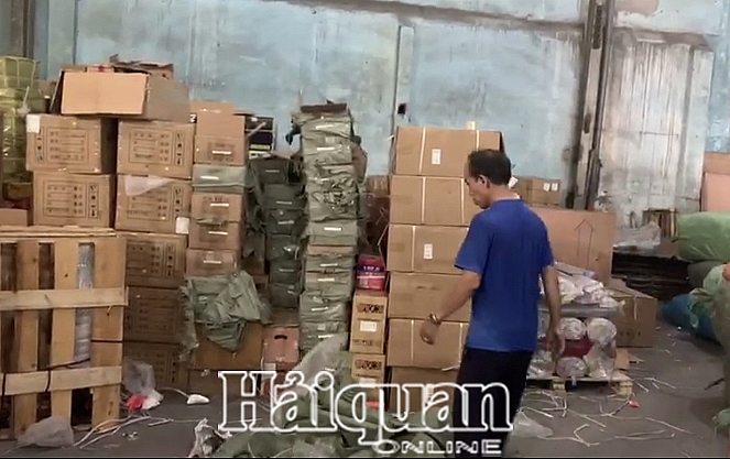 Hải quan bắt 250 kg pháo nổ giấu trong ghế sofa nhập khẩu hai quan bat 250 kg phao no giau trong ghe sofa nhap khau