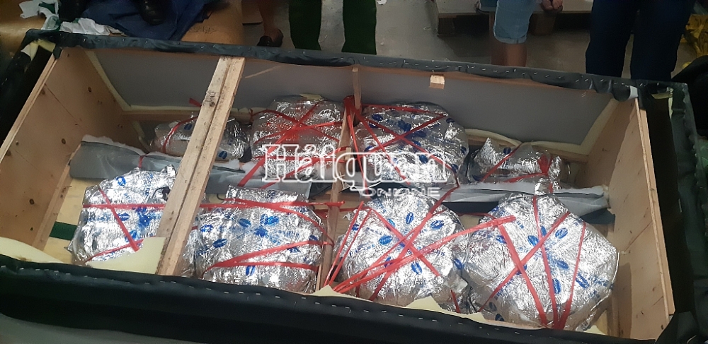 Hải quan bắt 250 kg pháo nổ giấu trong ghế sofa nhập khẩu hai quan bat 250 kg phao no giau trong ghe sofa nhap khau