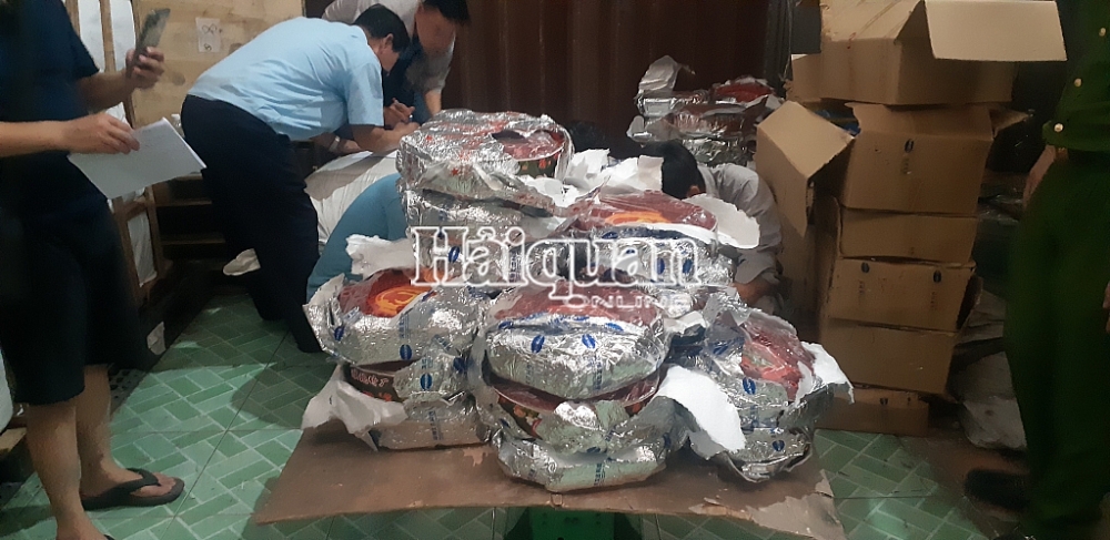 Hải quan bắt 250 kg pháo nổ giấu trong ghế sofa nhập khẩu hai quan bat 250 kg phao no giau trong ghe sofa nhap khau