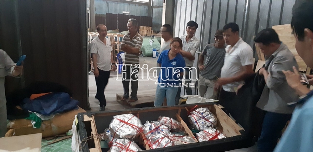 Hải quan bắt 250 kg pháo nổ giấu trong ghế sofa nhập khẩu hai quan bat 250 kg phao no giau trong ghe sofa nhap khau