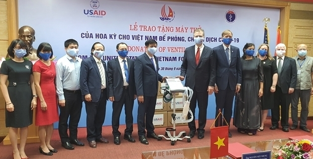 Hoa Kỳ trao tặng 100 máy thở cho Việt Nam để ứng phó đại dịch Covid-19