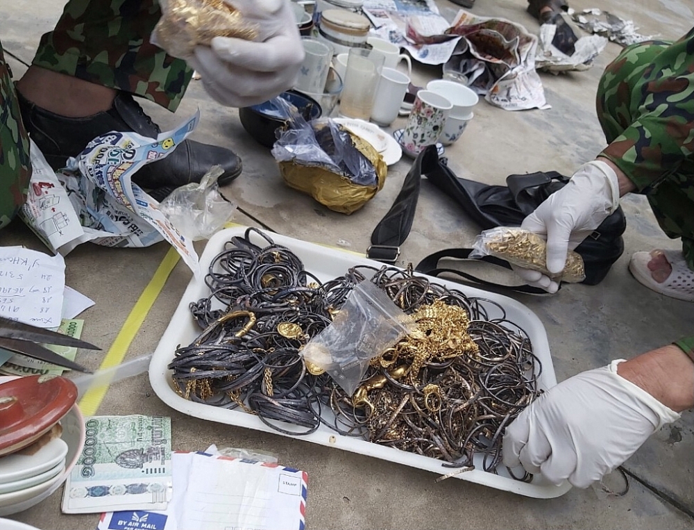 Biên phòng, Hải quan Tịnh Biên phối hợp bắt vụ buôn lậu gần 3 kg nghi vàng