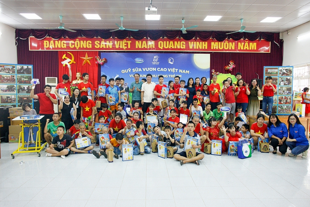 Vinamilk và Quỹ sữa vươn cao Việt Nam cùng trẻ em vui Tết Trung thu
