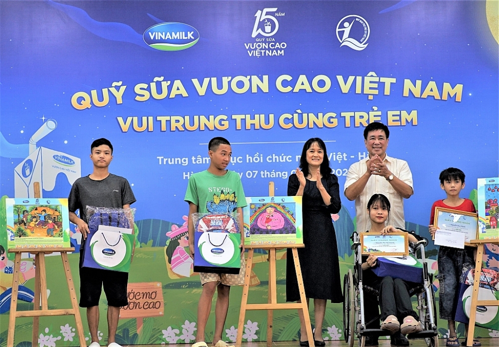 Vinamilk – Thương hiệu sữa nổi tiếng của Việt Nam đã có mặt trên thị trường hơn 40 năm và luôn đồng hành cùng người tiêu dùng trong việc mang đến những sản phẩm sữa tươi, chất lượng cao và giàu dinh dưỡng.