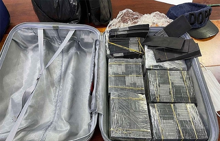 Hải quan sân bay Quốc tế Tân Sơn Nhất bắt giữ vụ xuất lậu hơn 1 triệu USD nhuộm đen