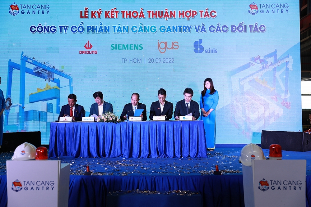Cẩu khung đầu tiên của Việt Nam thương hiệu Tân cảng Sài Gòn sẽ thay thế hàng nhập khẩu