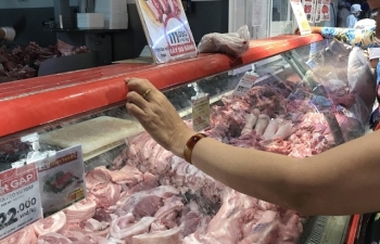 TPHCM: Giá thịt lợn tăng cao, bà nội trợ kêu trời