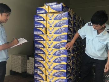 Tịch thu 130 thùng bia nhập lậu “để quên” trên bờ kè