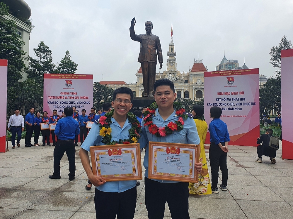Hai công chức Hải quan TPHCM nhận giải thưởng “Công chức trẻ, giỏi, thân thiện”