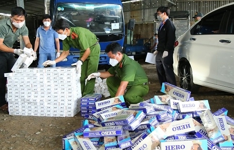 Bắt xe tải vận chuyển trên 11.000 bao thuốc lá lậu ngụy trang khẩu trang y tế