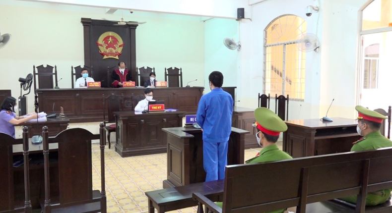 Lĩnh 4 năm tù về tội “Tổ chức cho người khác xuất cảnh trái phép”