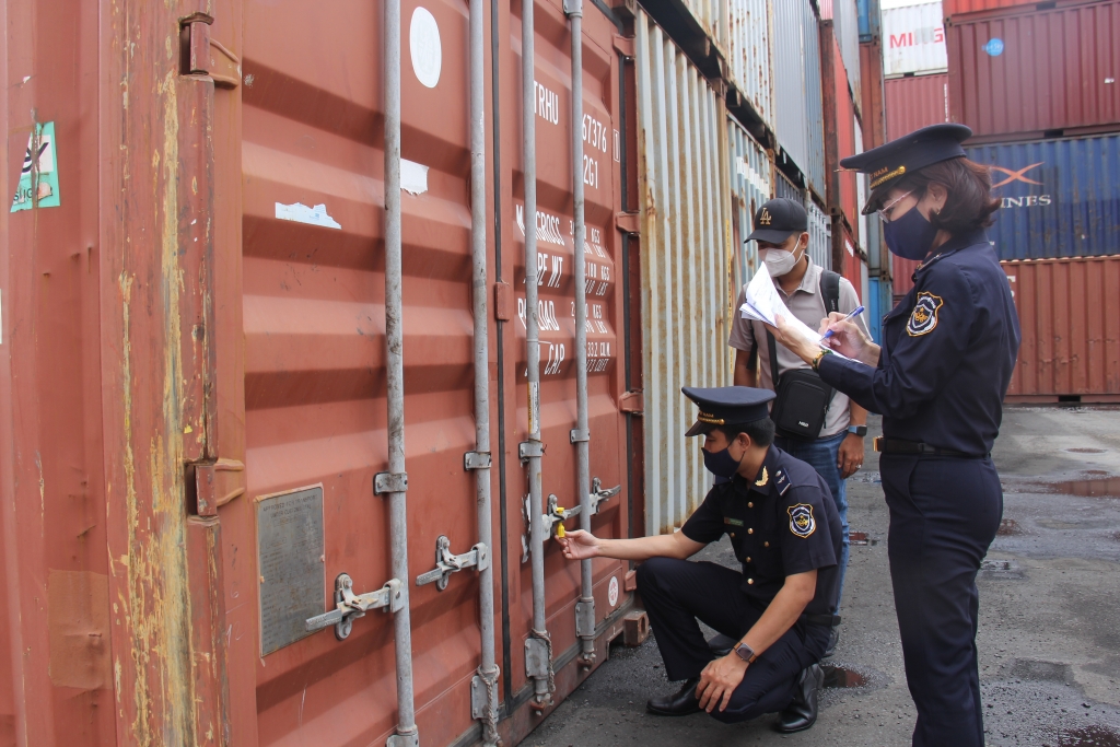 Hải quan cảng Sài Gòn khu vực 4  làm thủ tục kiểm tra hàng hóa. Ảnh: T.H
