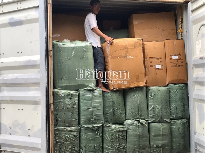 khoi to doanh nghiep nhap khau 8 container may moc da qua su dung