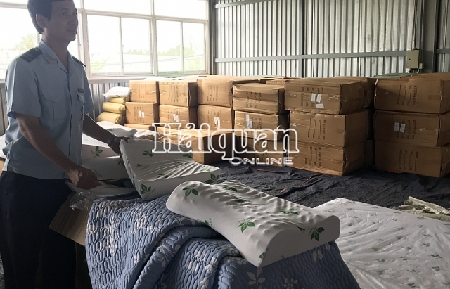 Hải quan TPHCM bắt giữ 1 container gối, nệm cao su nhập khẩu giả nhãn mác Việt Nam