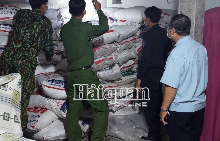 Hải quan An Giang phối hợp bắt hơn 9 tấn đường cát nghi nhập lậu