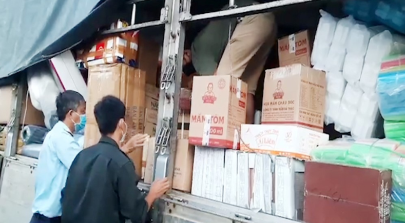Bắt quả tang 2 xe tải chở đầy hàng hóa nghi nhập lậu