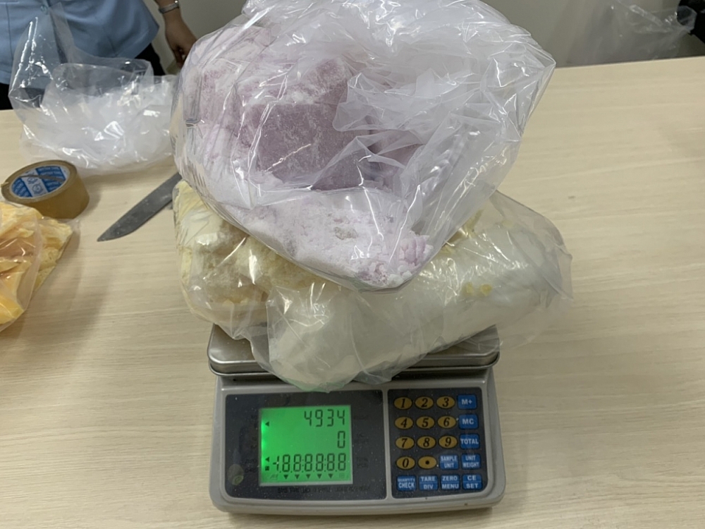 Hải quan TPHCM phát hiện 5 kg ma túy giấu trong các khối sáp thơm
