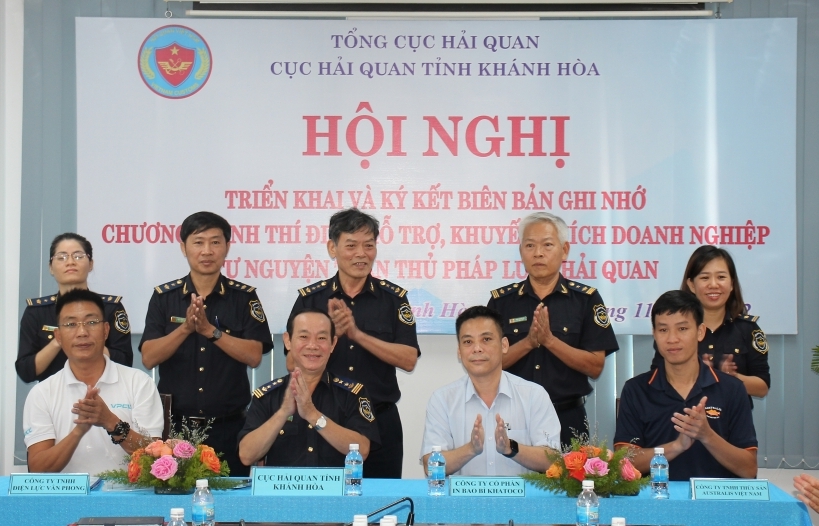 Hải quan Khánh Hòa ký kết với doanh nghiệp hỗ trợ tuân thủ pháp luật hải quan