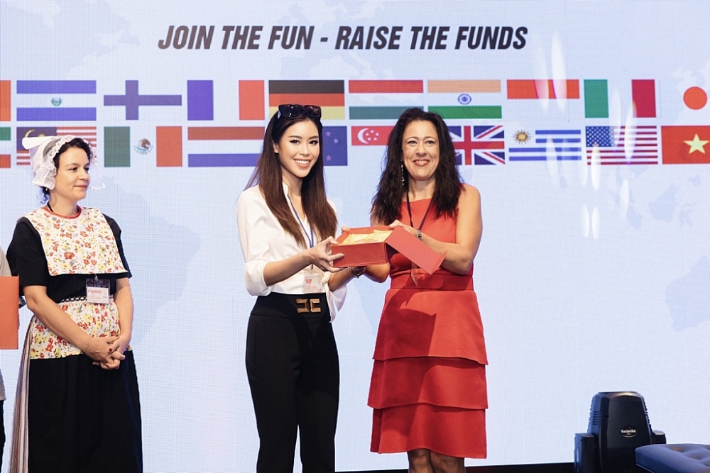 Tiên Nguyễn đại diện Công ty DAFC quyên góp từ thiện