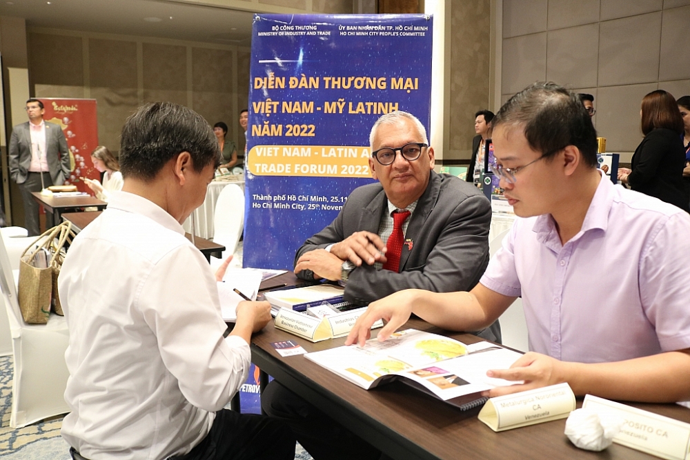 Doanh nghiệp Việt Nam trao đổi với doanh nghiệp Mỹ La Tinh. Ảnh:  TC