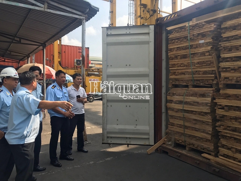 hinh anh kham xet 25 container go gian lan thue lon
