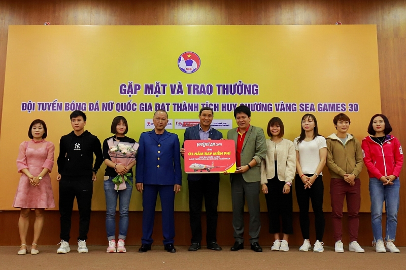 Đội tuyển bóng đá nam và nữ Việt Nam được đi máy bay miễn phí 1 năm