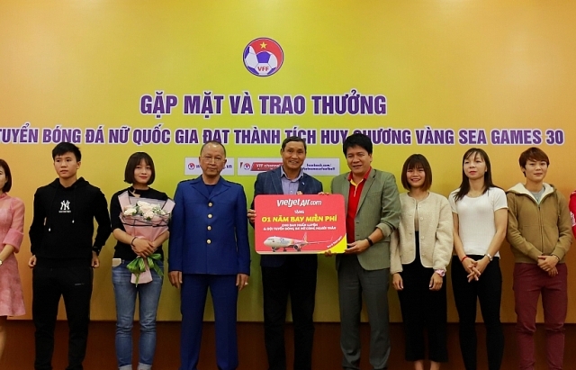 Đội tuyển bóng đá nam và nữ Việt Nam được đi máy bay miễn phí 1 năm