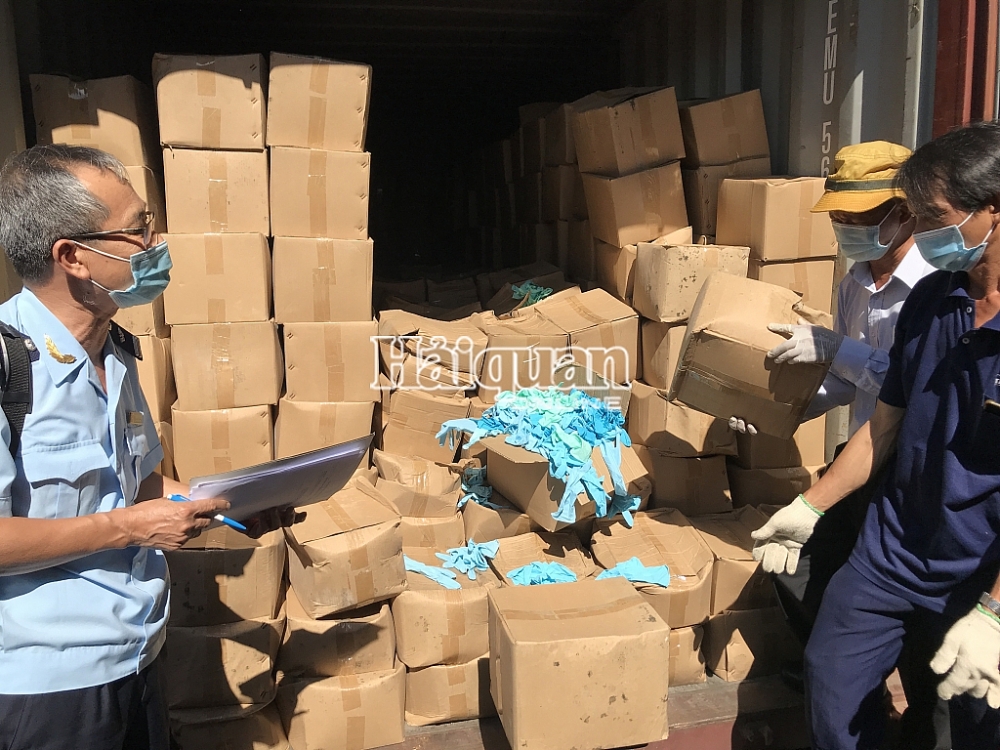 Hải quan bắt giữ 2 container găng tay đã qua sử dụng nhập khẩu từ Trung Quốc